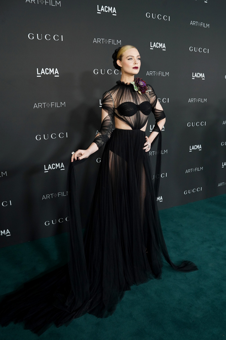 Черный демон соблазна: Эль Фаннинг в нуарном образе Gucci и на 15-сантиметровых каблуках покорила всех мужчин в Голливуде