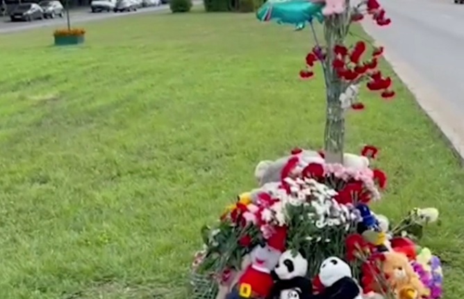 Москвичи организовали стихийный мемориал на месте ДТП, где 18-летняя автоледи сбила троих детей
