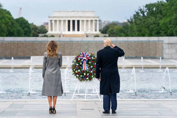 Мелания и Дональд Трамп возлагают венок у мемориала, посвященного Второй мировой войне | woman.ru