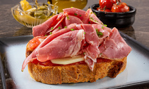 Брускетта с ветчиной, сыром и помидорами 