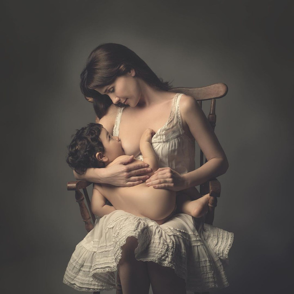 Фото кормящей Наталии Орейро с голой грудью