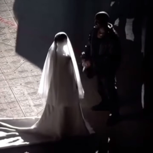 Ким Кардашьян и Канье Уэст появились на публике в свадебных нарядах