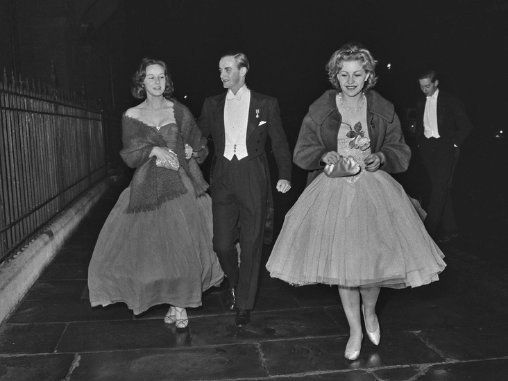 Эндрю Паркер-Боулз, Джиллиан Фенвик и Джейн Ротнер на вечеринке в Лондоне, 10 ноября 1959