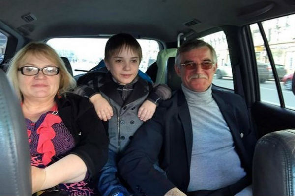 Данил Плужников вместе с родителями