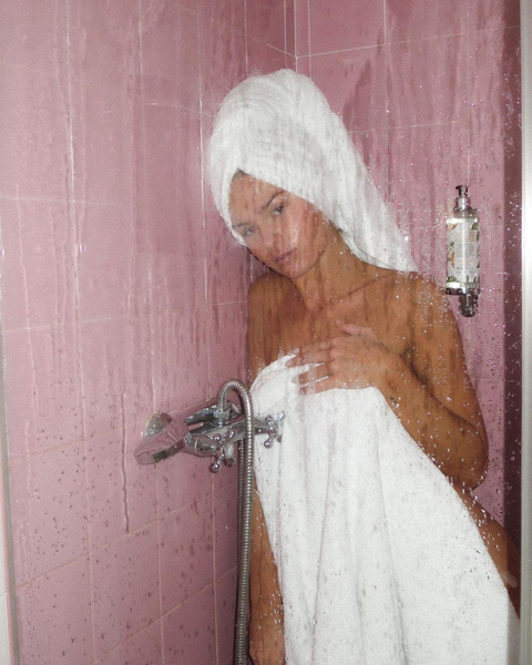 Утром или вечером: когда лучше принимать душ, мыть голову и делать маски