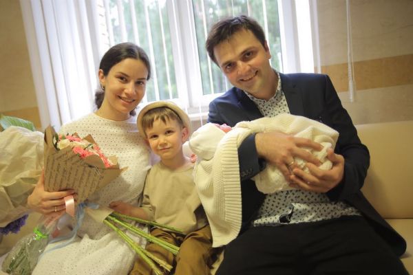 Зураб Матуа с женой, сыном и новорожденной дочерью