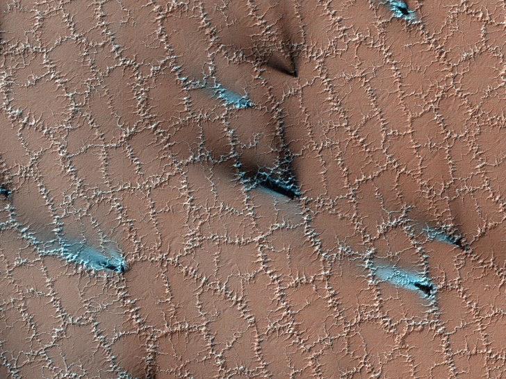 Белым по красному: ученые объяснили странные узоры и «брызги» на поверхности Марса