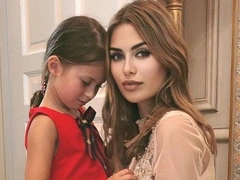 «Больно, плачет»: 8-летней дочери Виктории Бони в школе обожгли руки антисептиком