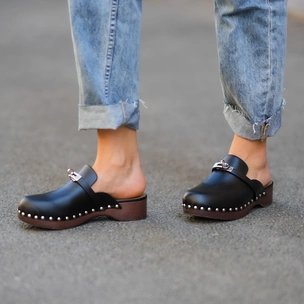 Самая «уродливая» летняя обувь: как клоги вновь стали трендом