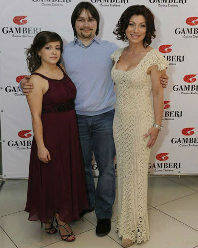 Роза Сябитова с дочерью Ксенией и сыном Денисом