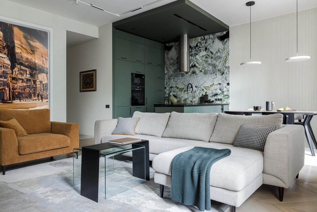 Кухня-гостиная. Обеденный стол, Unika Moblar. На кухонном фартуке мрамор Амазония. | Источник: Никита Теплицкий. Стиль: Кира Прохорова