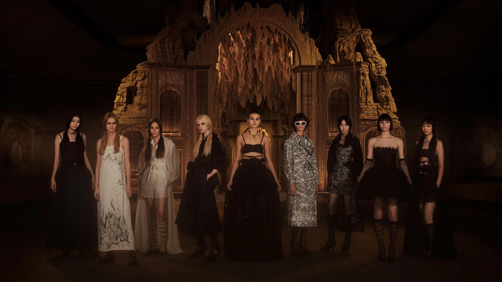 Грот для Dior: картонная сценография модного показа