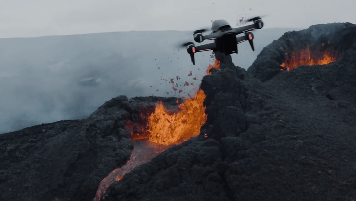 Заглянуть в кипящее жерло вулкана: эпичные видео, снятые прямо над извержением