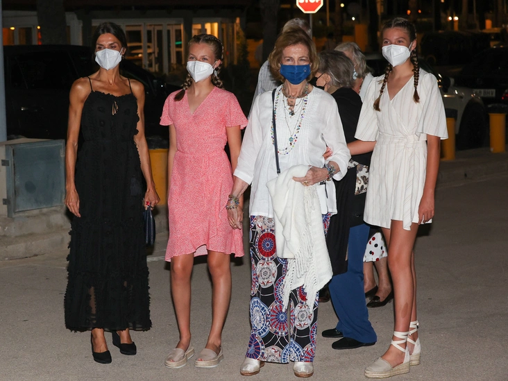 Королева Летиция с дочерьми Леонор и Софией, а также София Греческая на отдыхе на Балеарских островах, 9 августа 2021 года