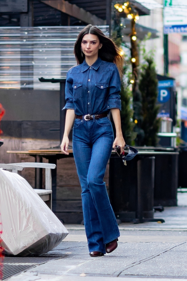 Фото №1 - Эмили Ратаковски показывает, с чем носить самые модные джинсы 2022
