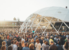 Велозаезд, блестки и гирлянды: чем еще удивят на фестивале Roof Fest