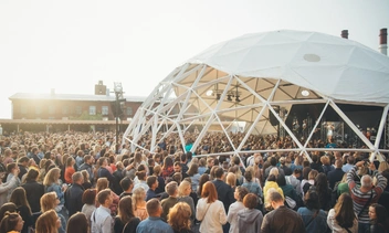 Велозаезд, блестки и гирлянды: чем еще удивят на фестивале Roof Fest