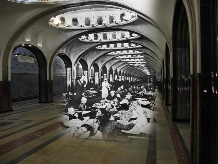 Москва-1941 и Москва-2010. Станция метро «Маяковская» в качестве бомбоубежища | Источник: Сергей Ларенков