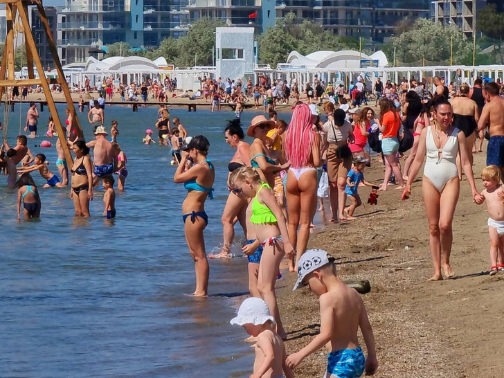 «Как в метро в час пик»: фотограф показал, что сейчас происходит на пляжах Сочи