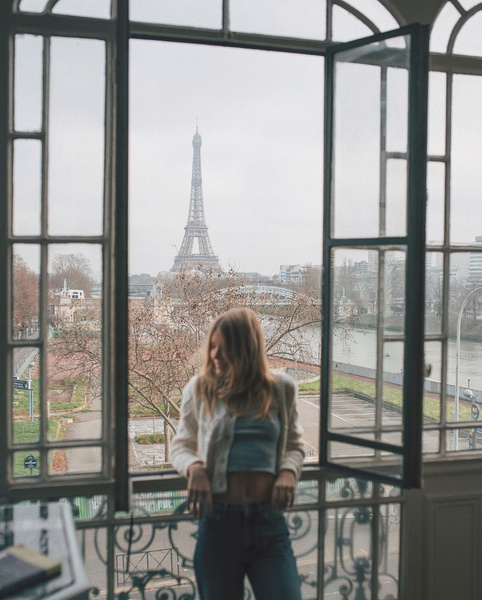 Как Эмили в Париже: 5 базовых вещей, которые есть в шкафу у каждой француженки