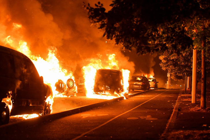 Поджог машин, обстрел фейерверками: второй день беспорядков во Франции после убийства подростка полицейским