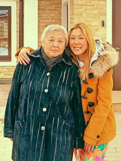 Анита Цой с мамой Элоизой Санхымовной
