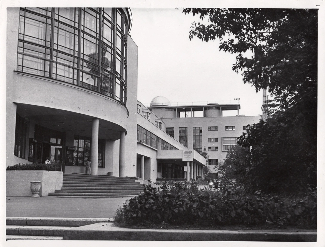 Дворец культуры ЗИЛ (Завода им. И.А. Лихачева), позднее Культурный центр ЗИЛ построен по проекту знаменитых архитекторов-конструктивистов братьев Весниных. Здание вводилось в эксплуатацию в две очереди. В 1933 году была открыта Театральная часть, в 1937-м — клубный корпус. Фотография 1937 года. | mcmaison.ru