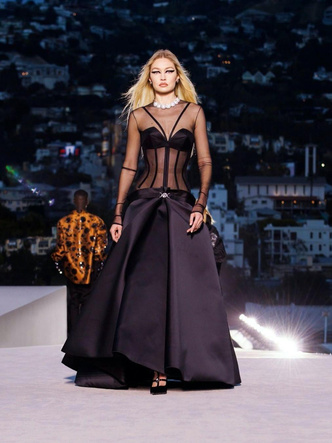 Леди Гага на «Оскаре-2023» или Джиджи Хадид на показе Versace: голосуй за лучший образ ⚡️
