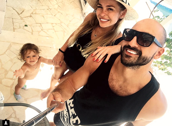 Анна с мужем Артуром и дочкой Арианной на отдыхе в Хорватии, 7 августа 2017 года