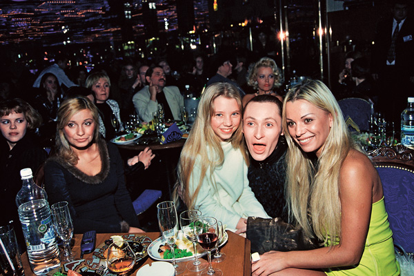 На вечеринке в «Голден Палас» с дочкой Алисой и певцом Шурой, 1999 год