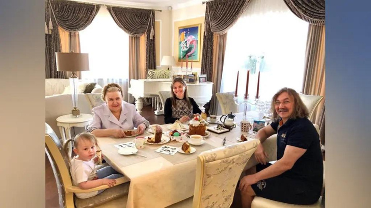 «Мебель покупалась до пенсии внуков»: эксперт указал на ошибки интерьера в доме Игоря Николаева