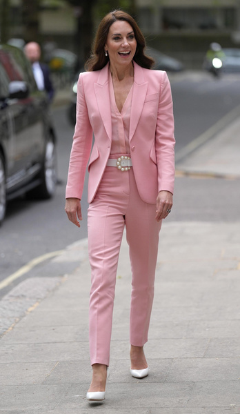 Barbiecore по-королевски: Кейт Миддлтон вышла в свет в розовом костюме с гламурным поясом