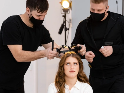 Актриса Варвара Шмыкова проверила силу эмоций с помощью нейрошлема