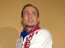 Начал садиться на кровать сам: что говорят в больнице о состоянии Романа Костомарова