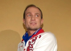 Начал садиться на кровать сам: что говорят в больнице о состоянии Романа Костомарова