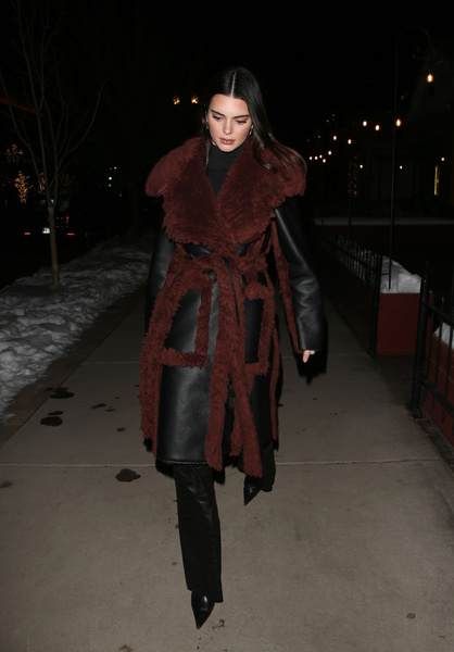 Как выглядит самое модное пальто зимы 2023: показывает Кендалл Дженнер