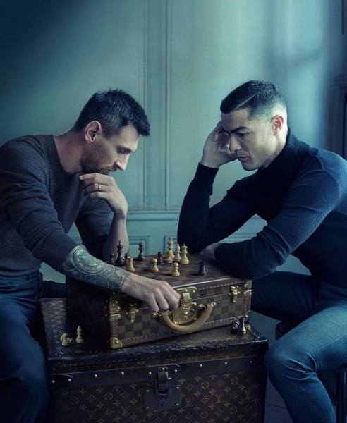Лучшие фотожабы на рекламу, где Роналду и Месси играют в шахматы