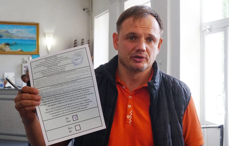 Заместитель главы администрации Херсонской области Кирилл Стремоусов голосует на референдуме о присоединении Херсонской области к России на одном из избирательных участков в Херсоне | maximonline.ru