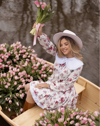 Воздушное мини-платье с воротничком — тренд весны 2022: доказывает Аня Покров