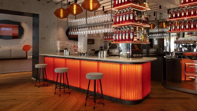Новый бар Aperol в Венеции по проекту Vudafieri-Saverino Partners