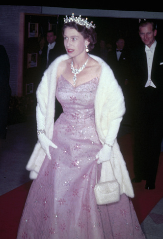Никто не сможет повторить: легендарные наряды королевы Елизаветы II, которые изменили историю моды