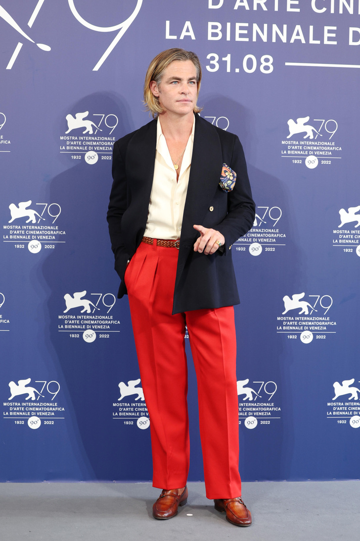 Красные брюки + темно-синий жакет: Крис Пайн на премьере в Венеции