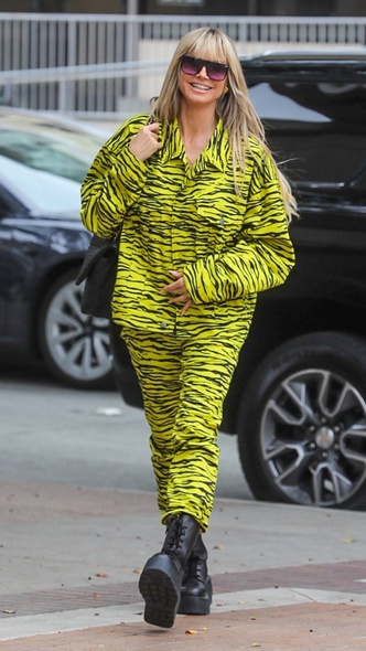 Слишком смело: 48-летняя Хайди Клум надела яркий костюм с принтом «зебра», на который решится не каждая