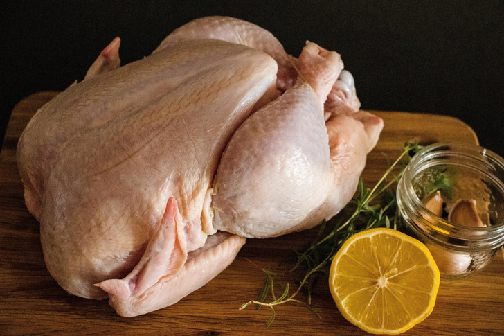 Мыть, жарить целиком и другие ошибки в приготовлении курицы, которые могут навредить здоровью