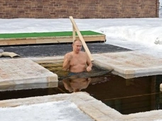 Владимир Путин окунулся в крещенскую купель — видео