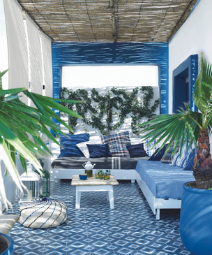 Интерьер в морском стиле: бело-синяя квартира в Танжере