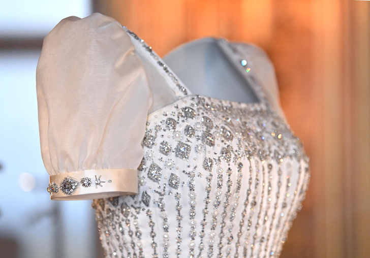 Фото №4 - Во всех деталях: свадебное платье принцессы Беатрис выставят в Виндзорском дворце
