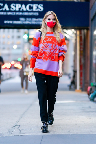Яркий свитер + монохромная база: Марта Хант показывает, что носить в осенние будни
