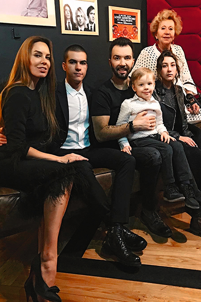 У мальчика большая семья. Слева направо: мама Ирина, брат Тимофей, папа Денис, сестра Эвелина и бабушка Ирина