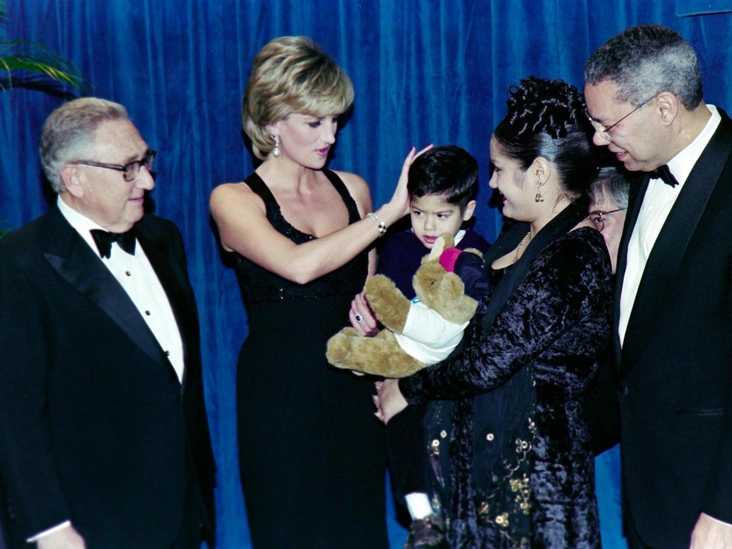 Принцесса Уэльская с Колином Пауэллом и Генри Киссинджером в отеле Hilton в Нью-Йорке, где ей была вручена гуманитарная награда Объединенного церебрального паралича, 1995